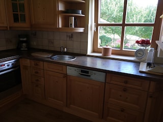 Gartenblick. Spülmaschine, Kaffevollautomat, Mikrowelle