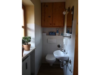 EG Gästetoilette mit Fenster und großem Hängeschrank