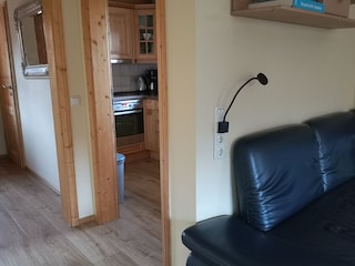 Blick in die Küche, Hausflur mit Gästetoilette