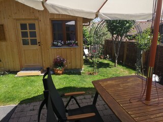 Esstisch mit Bestuhlung am Gartensaunahäuschen