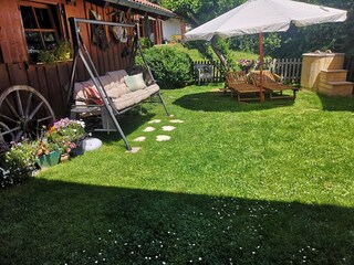 Garten mit Hollywoodschaukel, Sonnenliegen, Tauchbecken