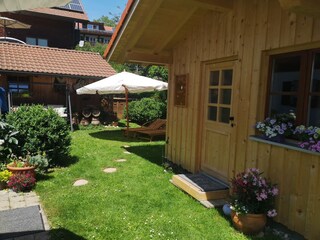 Saunagartenhäuschen, Sonnenliegen, Hollywoodschaukel