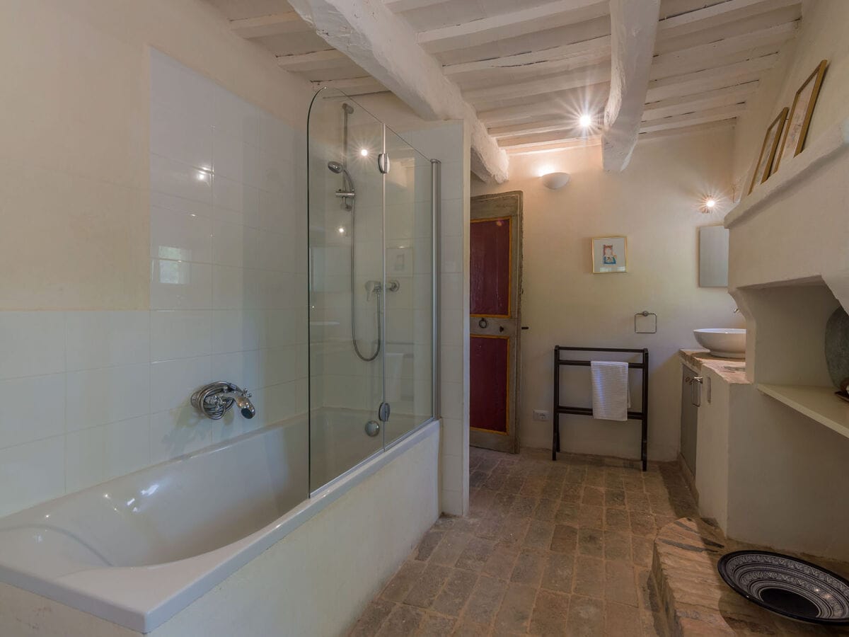 Casa Antonio – Großes Badezimmer mit Dusche