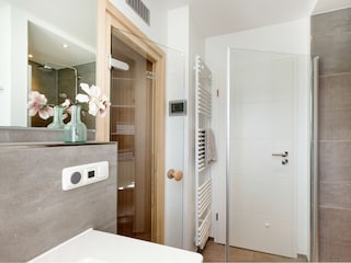 Badezimmer mit Sauna OG