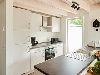 mit zusätzlicher Theke bietet genügend Platz