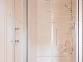 eine separate Dusche ist ebenfalls vorhanden