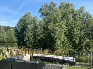 Gartenlounge am Wasser. Der perfekte Rückzugsort ...