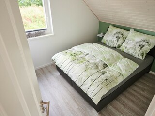 Das zweite Schlafzimmer ist ebenfalls gemütlich eingerichtet