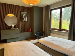 Das zweite Schlafzimmer mit Schrank