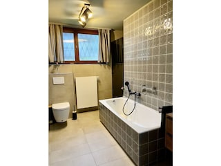 Das Badezimmer mit Badewanne
