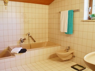 Bad 1 - Dusche, Wanne, Bidet, Doppelwaschbecken