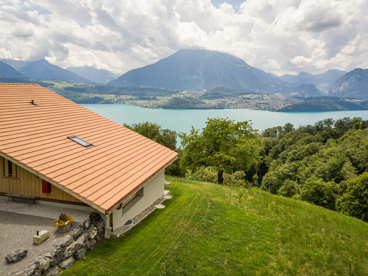 Sicht auf See und Berge