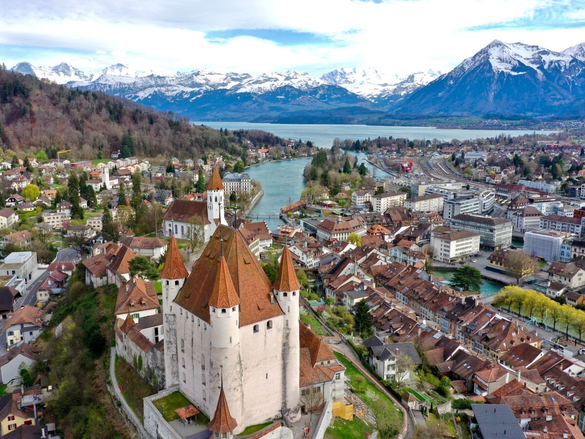 Stadt Thun mit Schlossberg