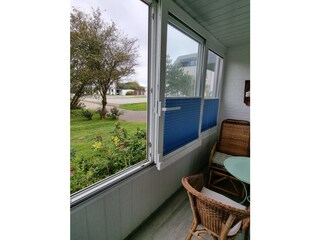 verglaster Balkon mit großem Schiebefenster