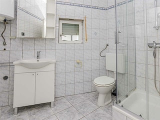 Badezimmer mit Dusche