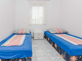 Schlafzimmer mit zwei getrennten Betten