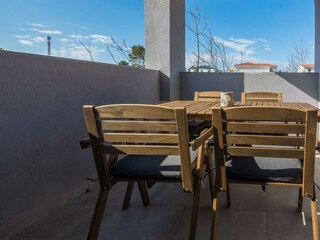 Überdachter und möblierter Terrasse