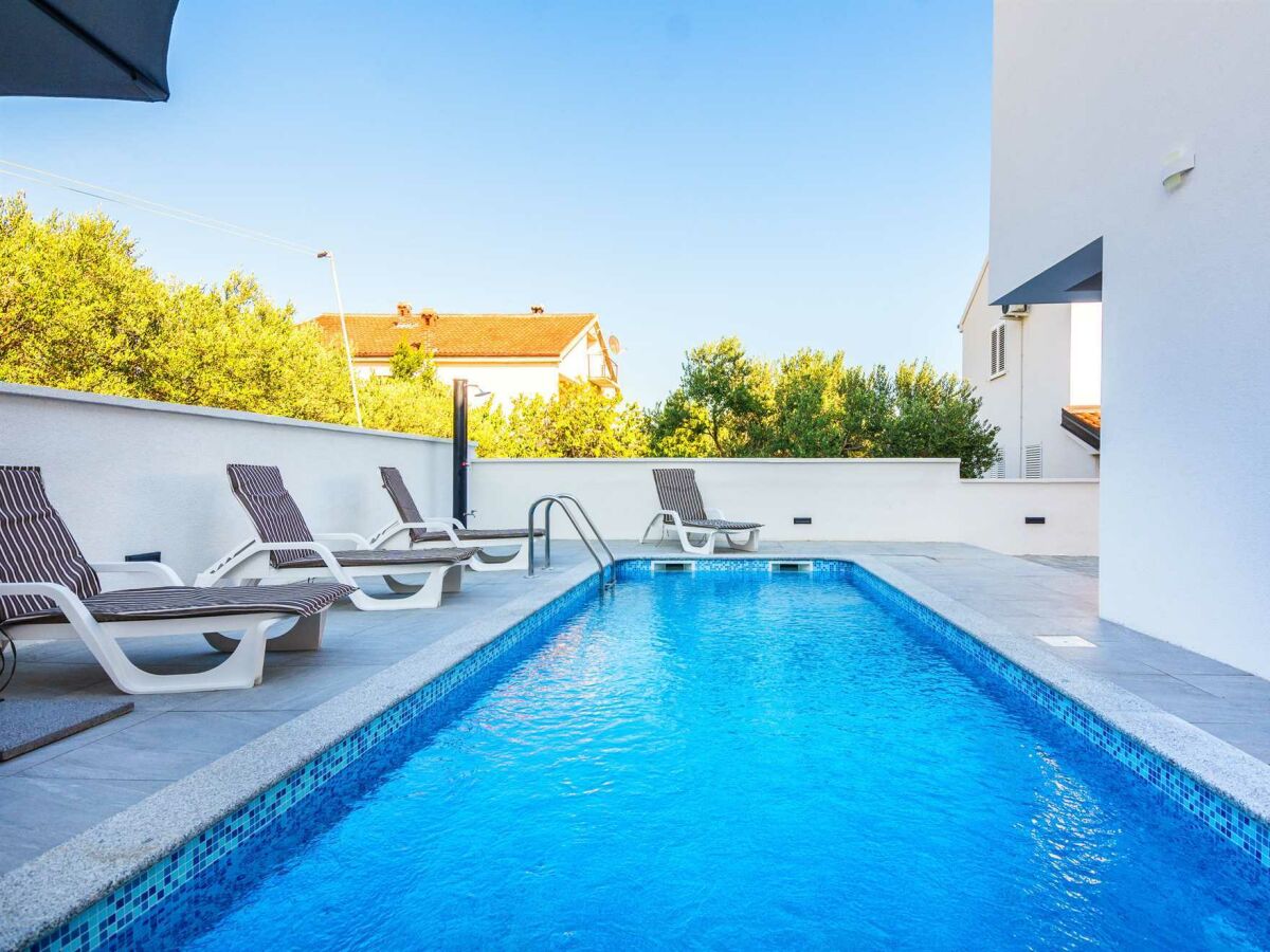 Moderne Wohnung mit Pool