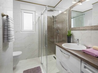 Badezimmer mit Dusche