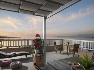 Überdachter und möblierter Dachterrasse