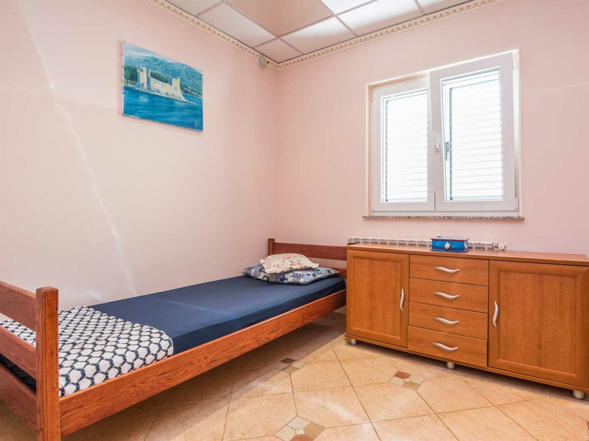 Schlafzimmer mit zwei getrennten Betten