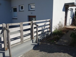 Weg vom Parkplatz zum Hauseingang