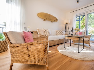 Hell, gemütlich - Zugang zur Sonnenterrasse