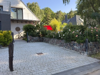 Geräumiger Parkplatz direkt vor dem Garten