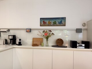 Funktionsleiste, Sterosound und Sideboard mit Geschirr