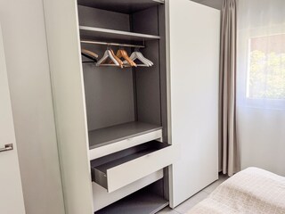 Bequemer Schiebetürenschrank mit viel Platz