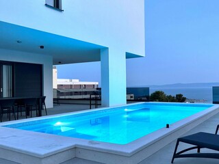 Swimmingpool beleuchtet