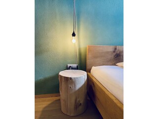 Bett in Wildeiche samt Zirbenstämme