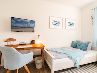 Schlafzimmer 3 mit 2 Einzelbetten und Arbeitsplatz
