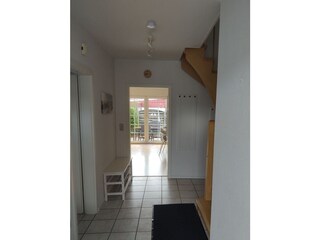 Flur mit Blick zum Wohnzimmer und zur  Terrasse