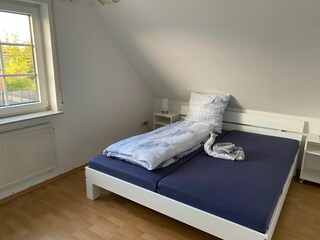 "kleines" Doppelzimmer mit Kommode