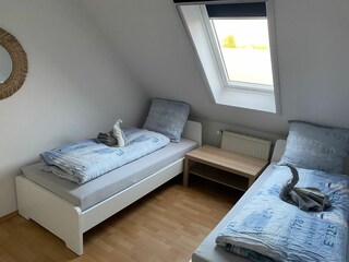 Schlafzimmer mit zwei Einzelbetten (und Verdunkelung)