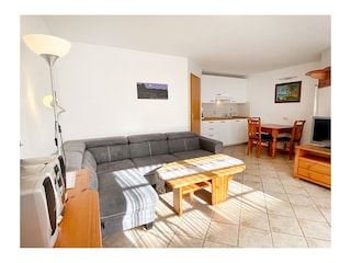 geräumiger Wohnbereich mit Küchenteil