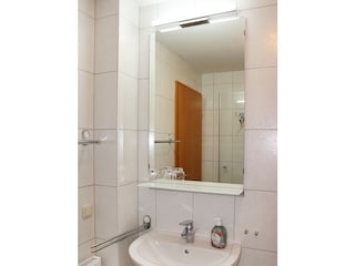 Bad mit Dusche und WC