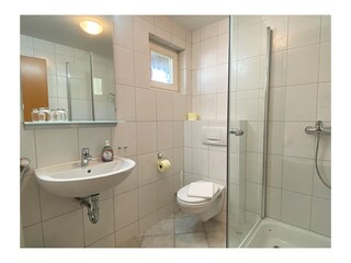 Bad mit Dusche und WC