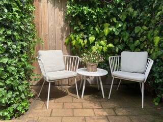 Überdachte Terrasse mit viel Privatsphäre