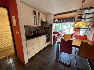 Hochwertig eingerichtete Küche &  gemütliches Esszimmer