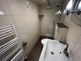 Bad mit ebenerdigen Zugang zur Dusche