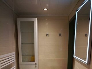 HellesBad mit Leuchtspiel