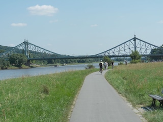 Radweg am "Blauen Wunder" Dresden