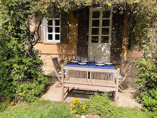 Gartenlaube vor Wohnzimmer