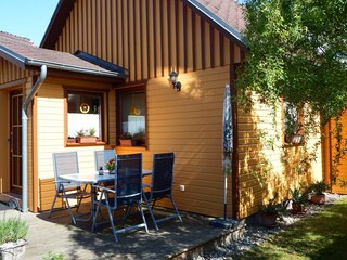 Terrasse am Ferienhaus mit Grill