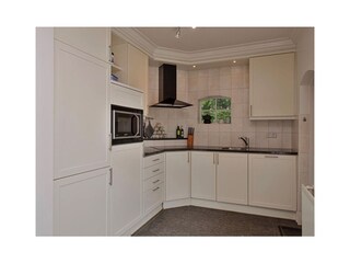 Küche, mit Induktionskochfeld, Mikrowelle-Backofen-Kom