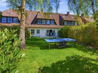 Blick aus dem Garten mit Tischtennisplatte
