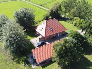 die Wohnung liegt im linken Gebäude