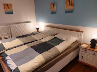 Komfortables Doppelbett im Elternschlafzimmer